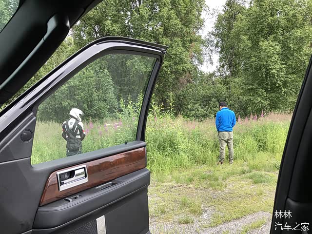 实在太困了,男生们只能停车找点事情搞